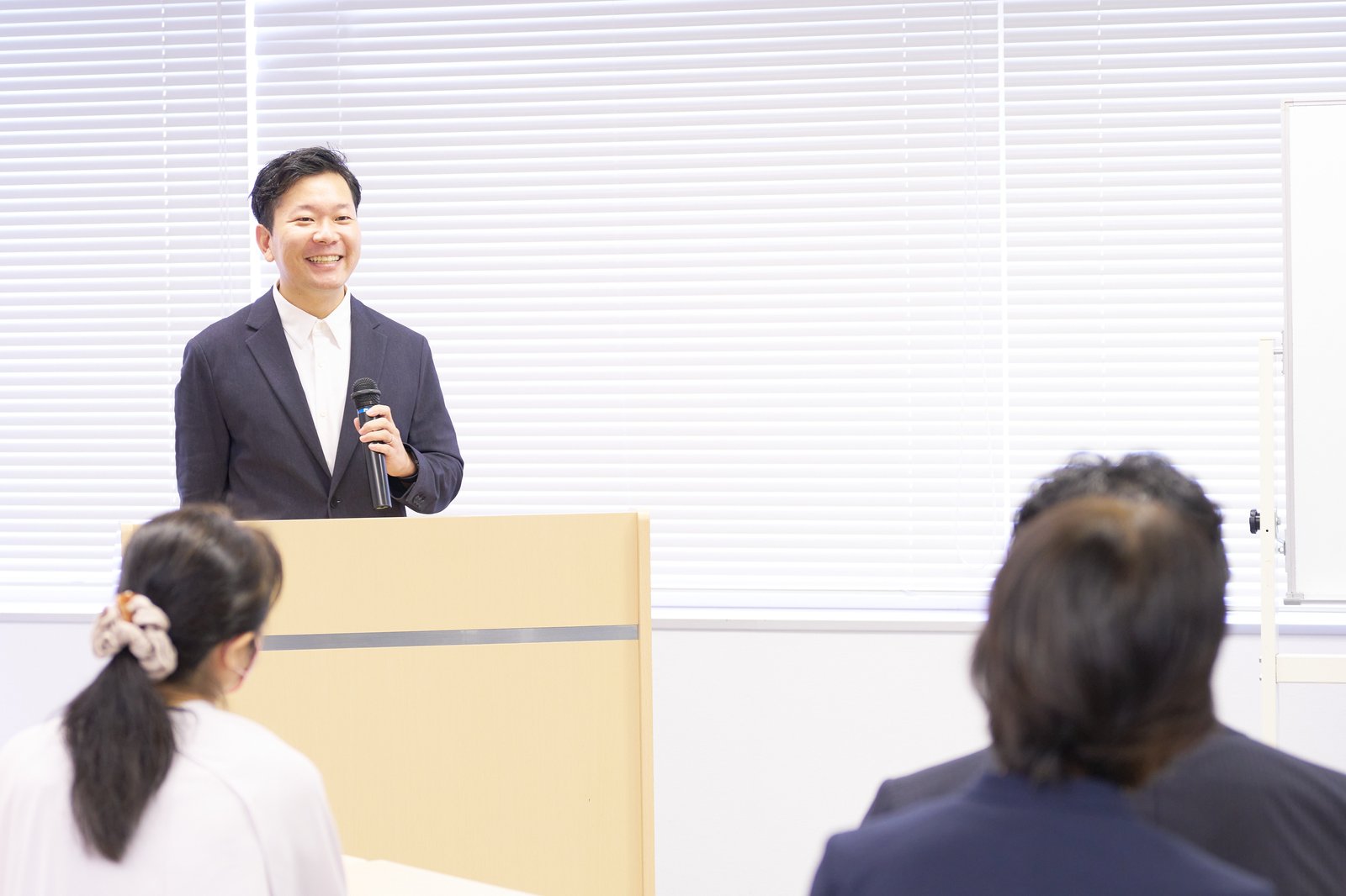 企業研修で講演する代表・三輪真資